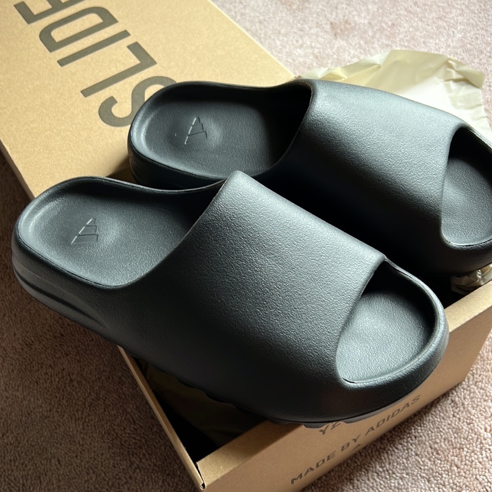 Yeezy Slides - Onyx Size 9